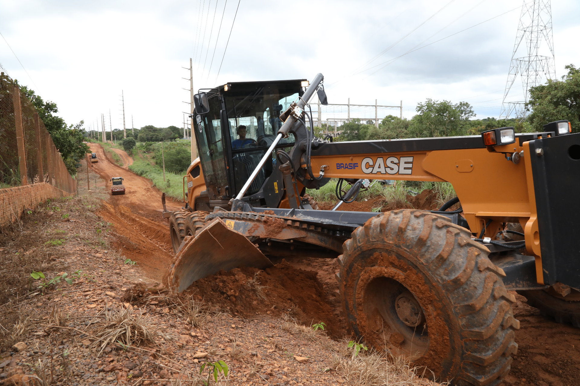 Motoniveladora para obras em estrada rural