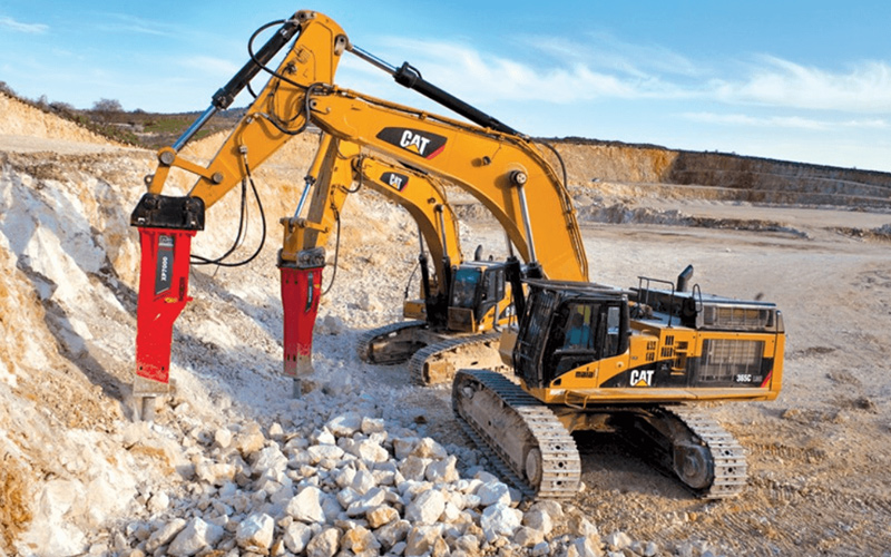 Operação de mineração com máquinas pesadas
