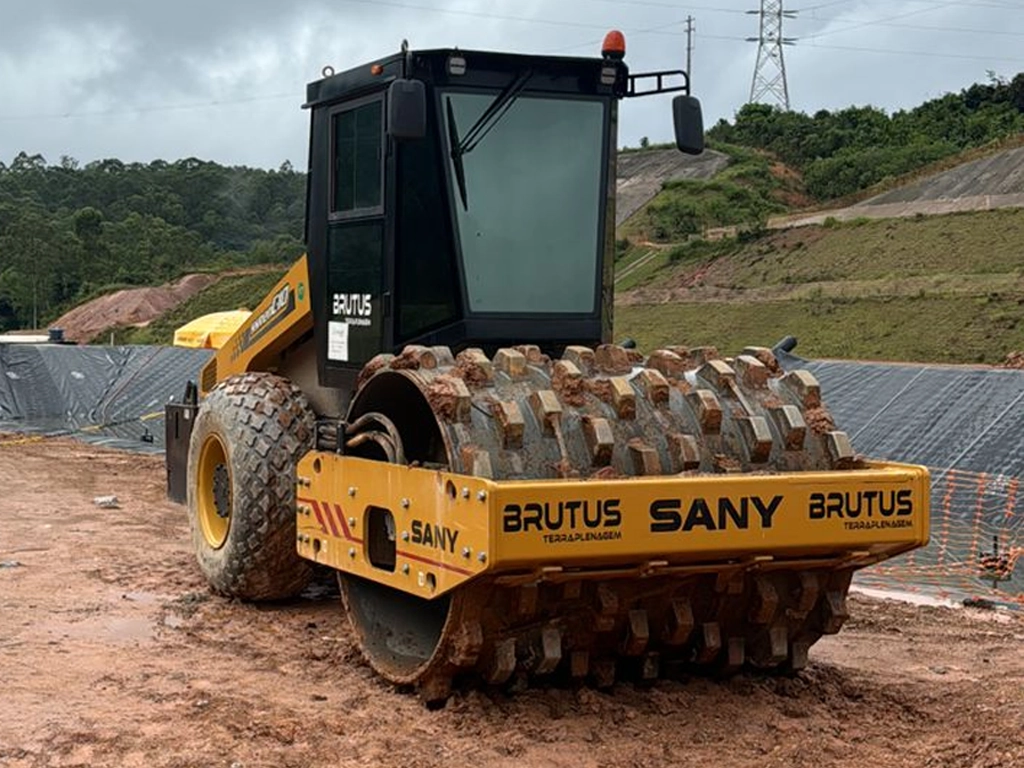 Rolo compactador para compactação de solo em obras