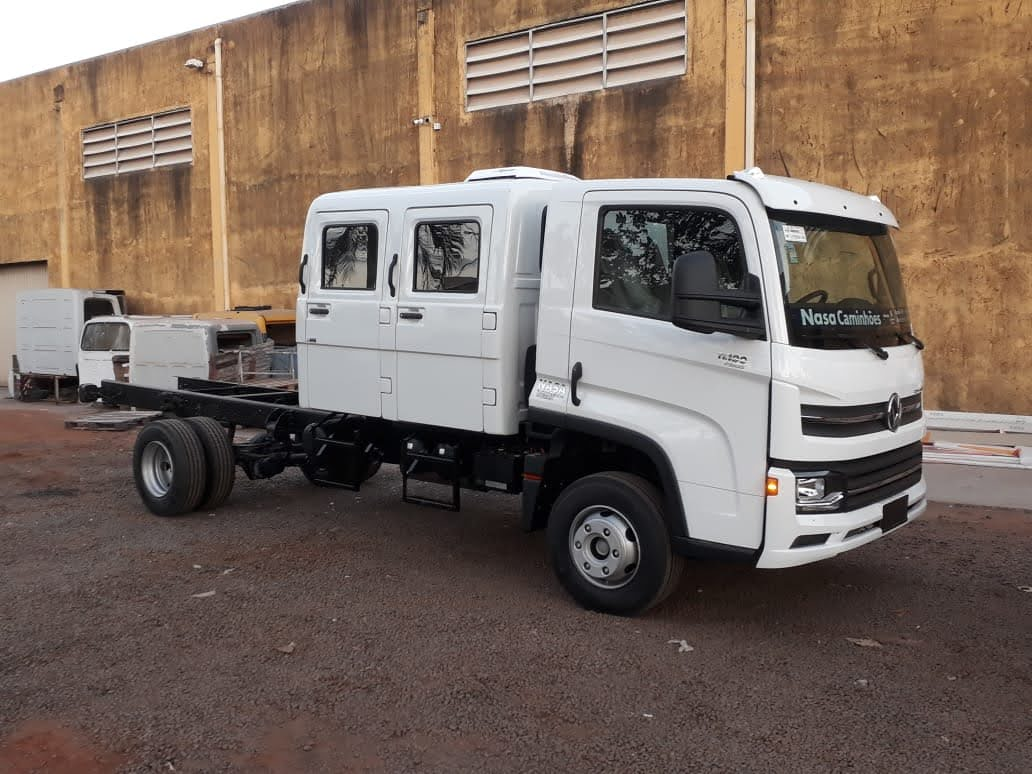 Caminhão com cabine suplementar em obra